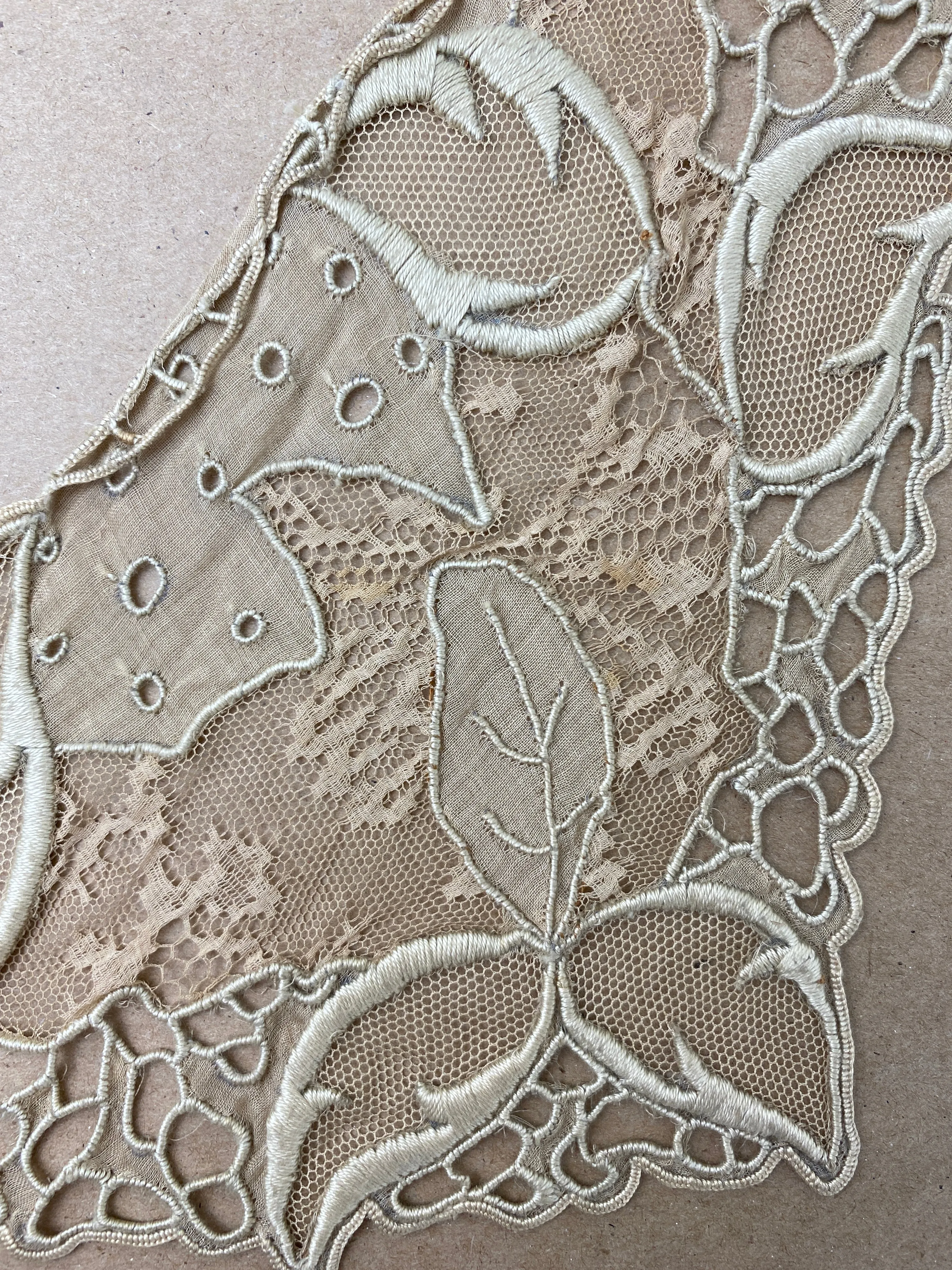 Antique Edwardian Beige Embroidered Tulle Lace Collar